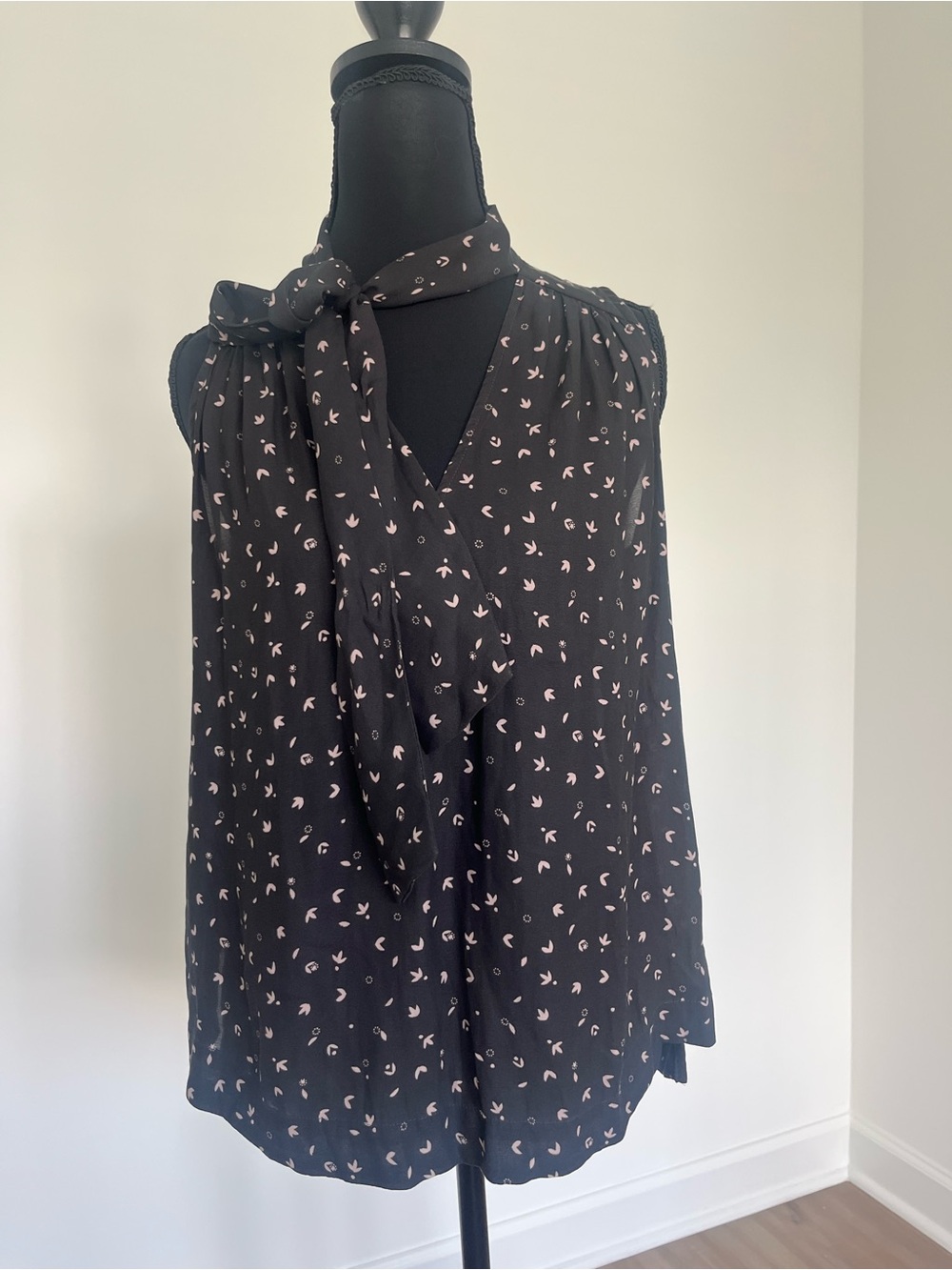 Free People Sleeveless Black Tie-Neck Silhouette pink Floral Printed Blouse XS
